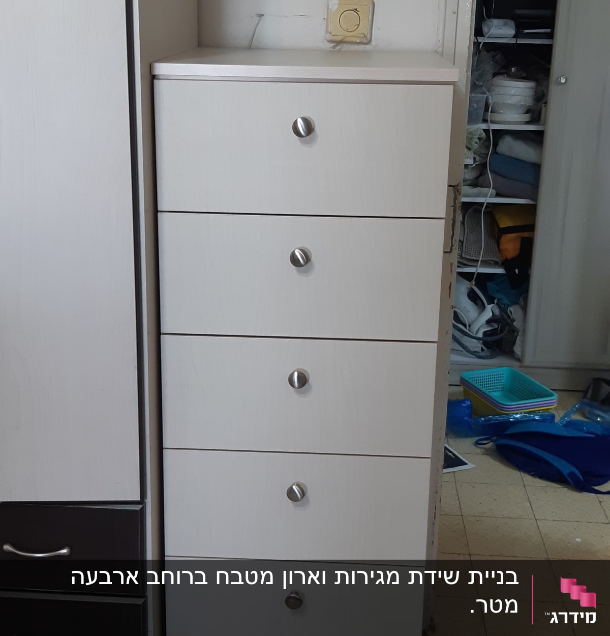 ארון מגירות לבן עם ידיות מתכת במטבח